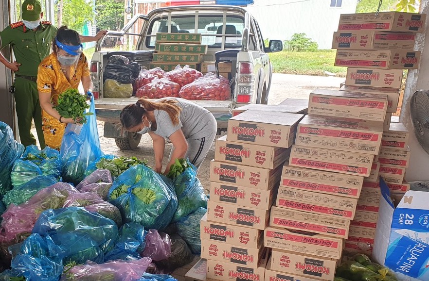 Chị Hạnh (thứ 2 từ trái qua) cùng đồng nghiệp tham gia hỗ trợ cho đoàn viên người lao động trong khu cách ly đợt dịch bệnh COVID-19. Ảnh: Hà Anh Chiến
