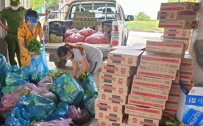 Chị Hạnh (thứ 2 từ trái qua) cùng đồng nghiệp tham gia hỗ trợ cho đoàn viên người lao động trong khu cách ly đợt dịch bệnh COVID-19. Ảnh: Hà Anh Chiến