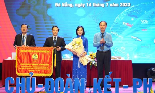 Ông Chu Văn Bình (ngoài cùng bên phải) trao Cờ thi đua giai đoạn 2017 - 2022 cho Công đoàn VNPT. Ảnh: Công đoàn Thông tin và Truyền thông Việt Nam.
