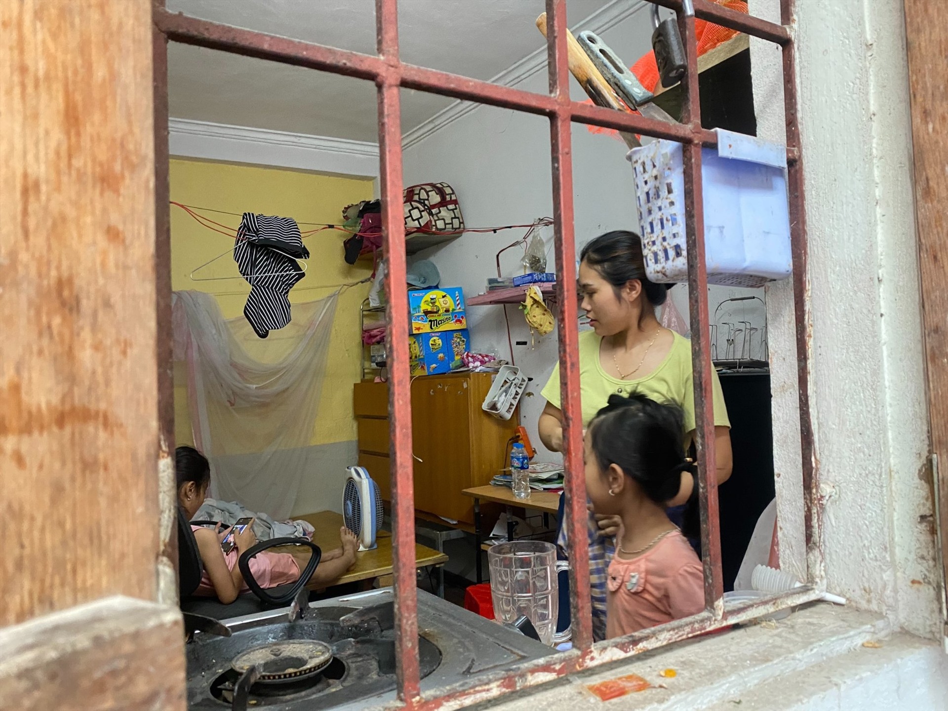 Công nhân tại nhà trọ gần Khu công nghiệp Thăng Long (Đông Anh, Hà Nội). Ảnh: Lương Hạnh
