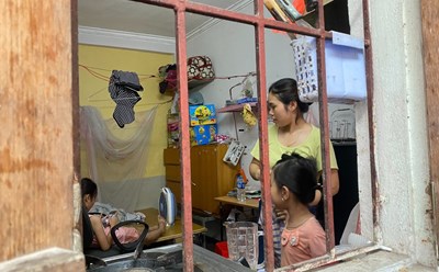 Công nhân tại nhà trọ gần Khu công nghiệp Thăng Long (Đông Anh, Hà Nội). Ảnh: Lương Hạnh