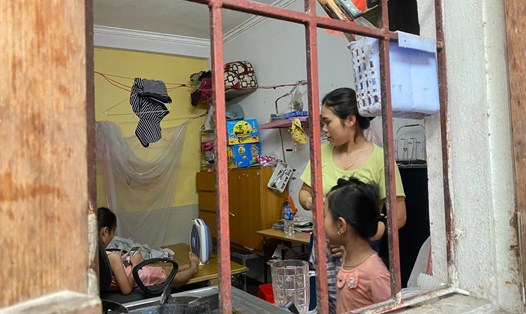 Công nhân tại nhà trọ gần Khu công nghiệp Thăng Long (Đông Anh, Hà Nội). Ảnh: Lương Hạnh
