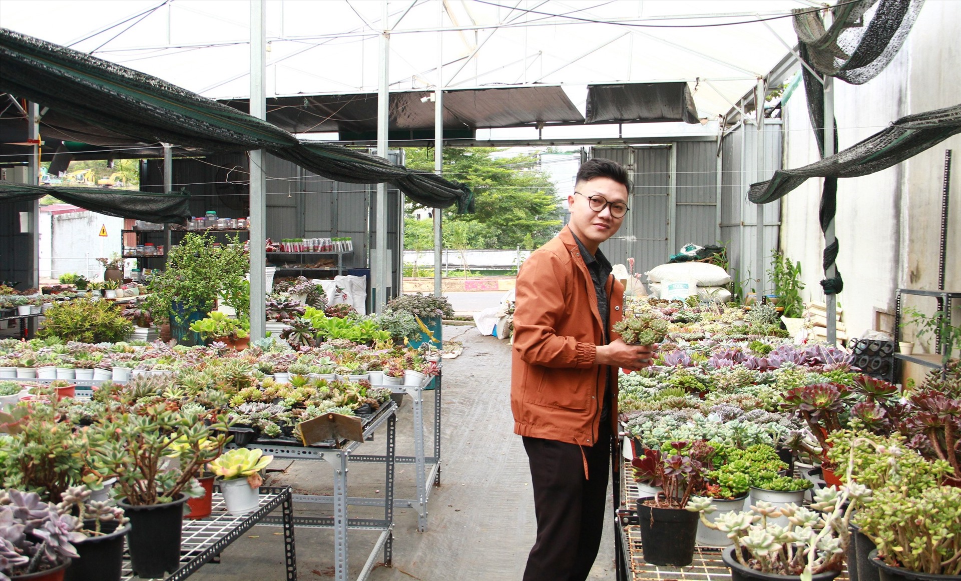 Chàng thanh niên trẻ ở Đắk Lắk tạo việc làm cho nhiều lao động địa phương. Ảnh: Tiến Thoại