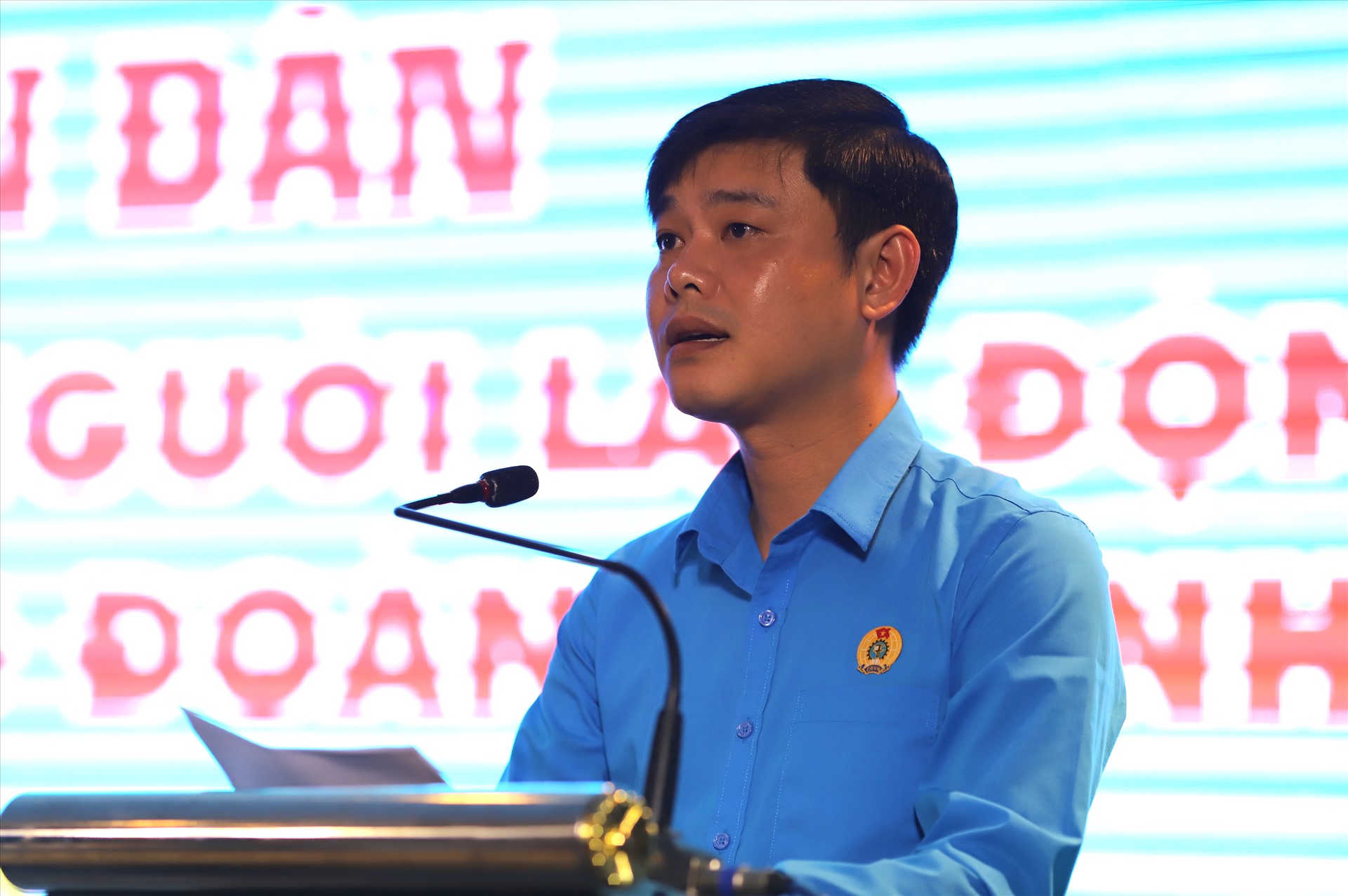 Ông Bùi Hoài Nam - Chủ tịch LĐLĐ tỉnh Khánh Hòa phát biểu tại diễn đàn. 
