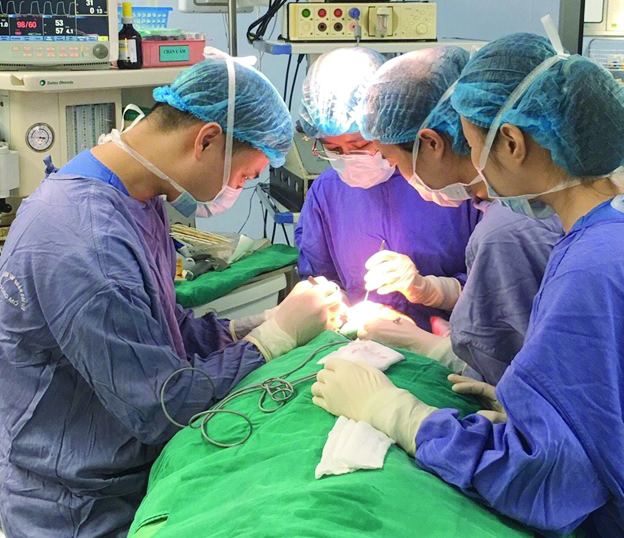 Một ca phẫu thuật sụp mi. Ảnh: Bệnh viện Nhi Trung Ương