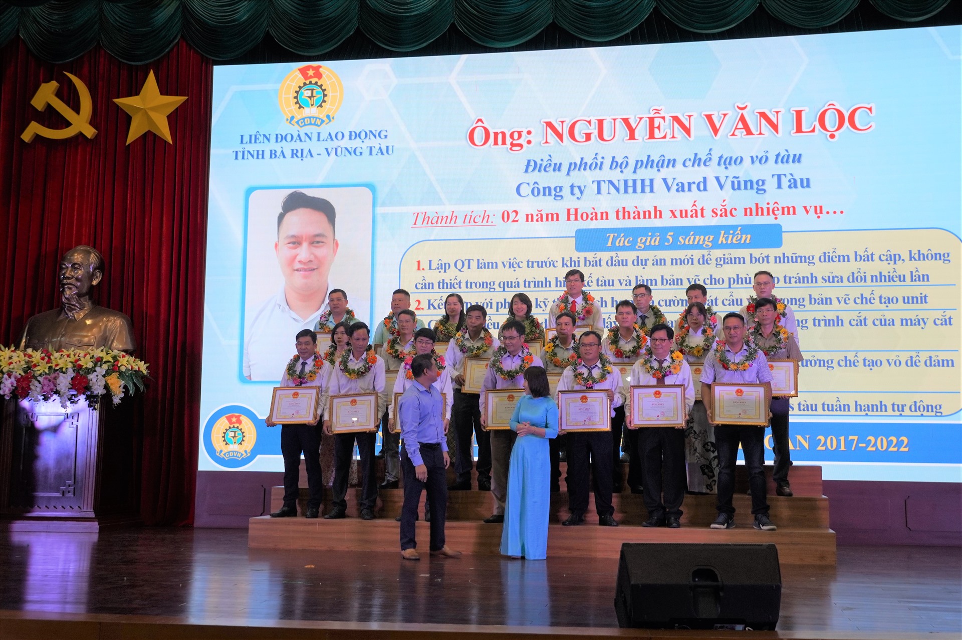 Kĩ sư Nguyễn Văn Lộc nhận bằng khen do UBND tỉnh trao tặng vì có thành tích xuất sắc trong phong trào “Lao động giỏi, Lao động sáng tạo 2017-2022“. Ảnh: Thành An