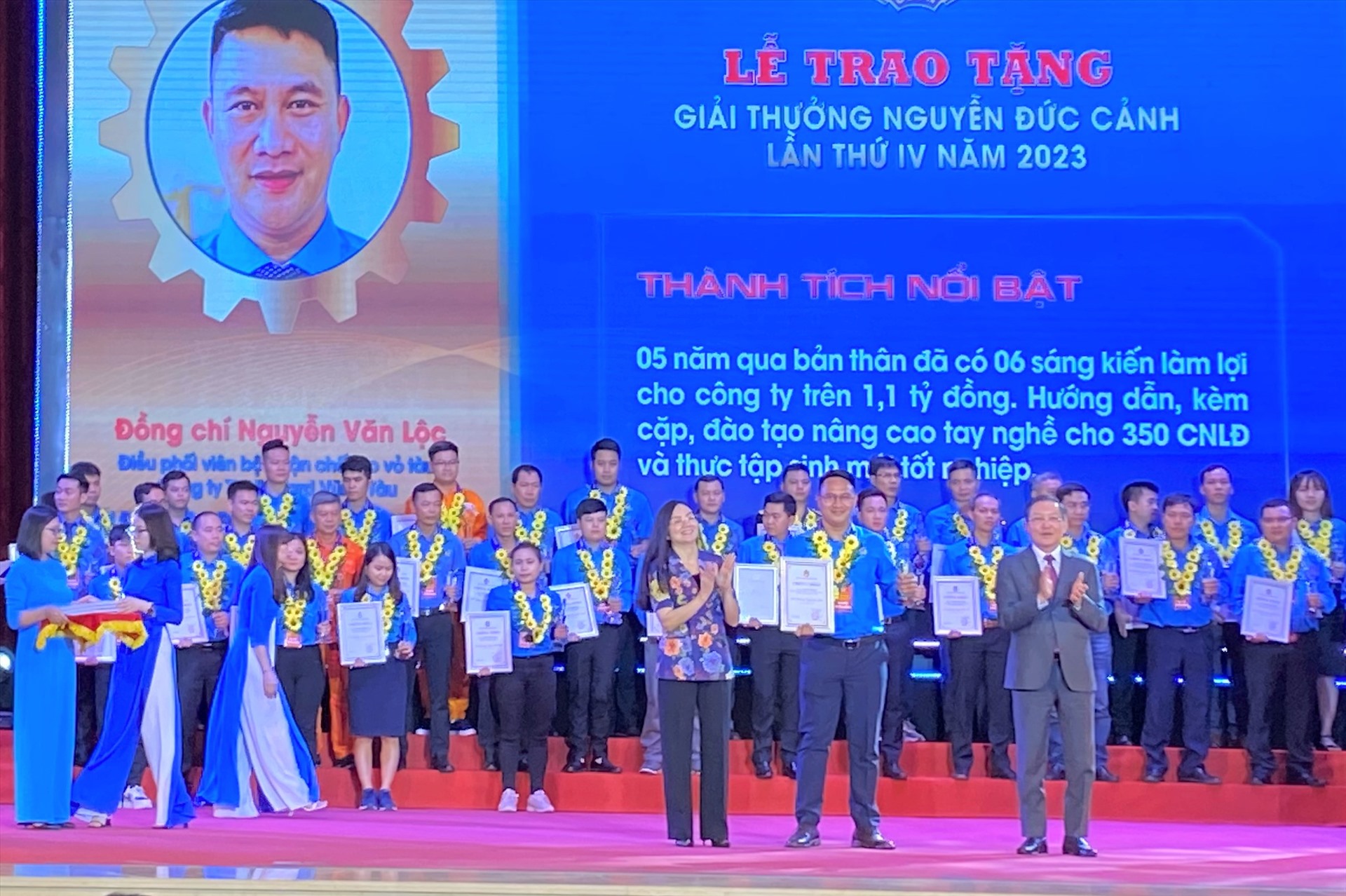 Kĩ sư Nguyễn Văn Lộc vinh dự được Tổng LĐLĐ Việt Nam trao tặng giải thưởng Nguyễn Đức Cảnh. Ảnh: Nhân vật cung cấp