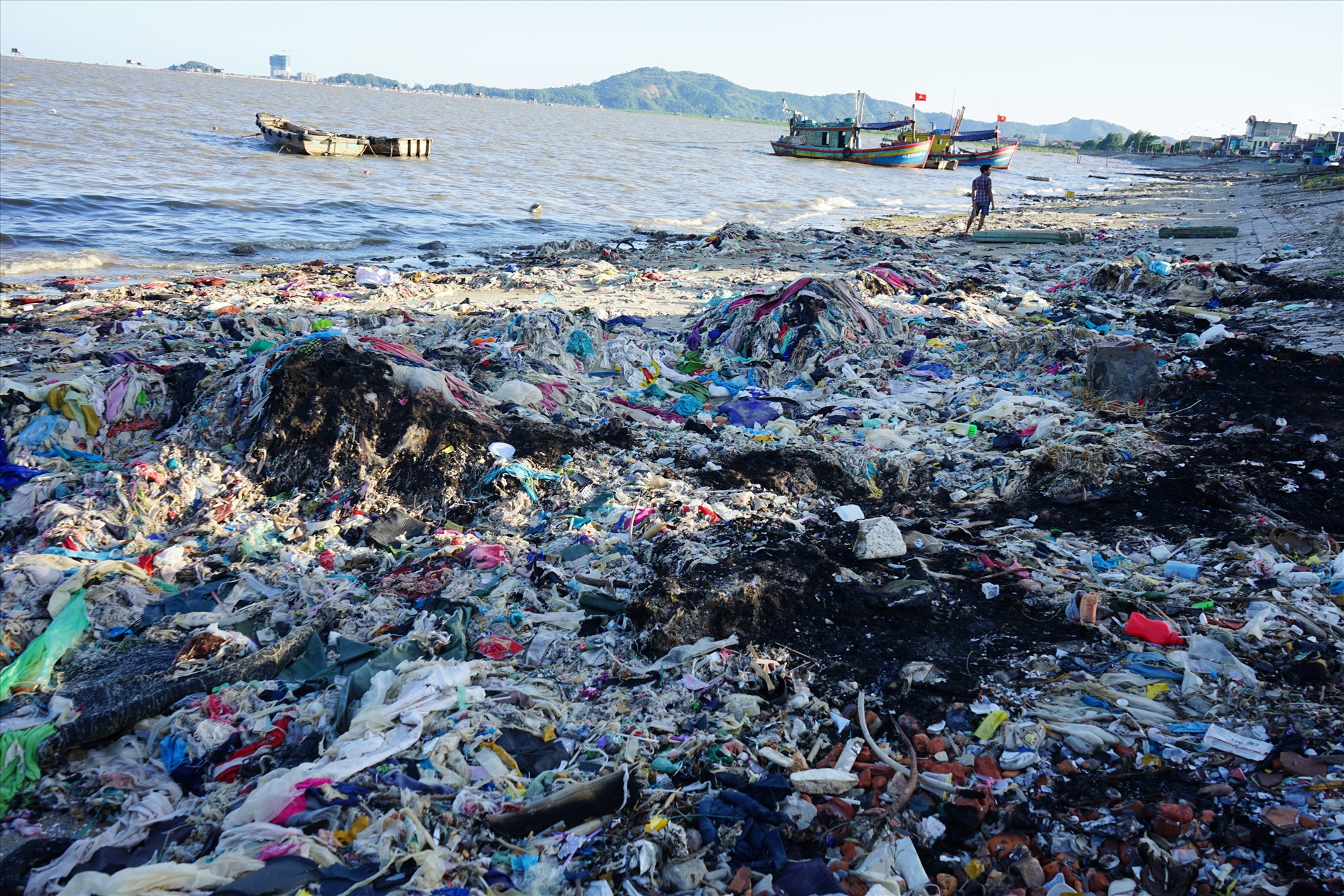Ghi nhận của Lao Động, dọc bờ biển các xã Minh Lộc, Ngư Lộc, Hưng Lộc và Đa Lộc đang xảy ra tình trạng rác thải bủa vây, ngập tràn trên bờ biển. Ảnh: Quách Du