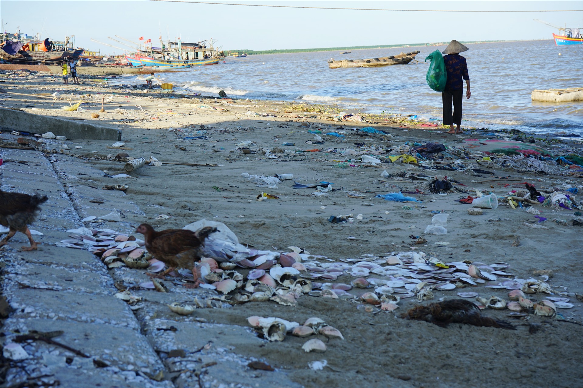 Theo người dân các xã ven biển cho biết, thực trạng trên đã diễn ra suốt một thời gian dài, nguyên nhân là do lượng rác từ ngoài biển dồn vào và một phần rác người dân đổ ra. Ảnh: Quách Du