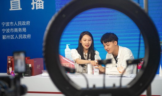 Hàng trăm nghìn người phát trực tiếp ở Trung Quốc phải đối mặt với sự cạnh tranh từ các máy chủ ảo. Ảnh: Xinhua