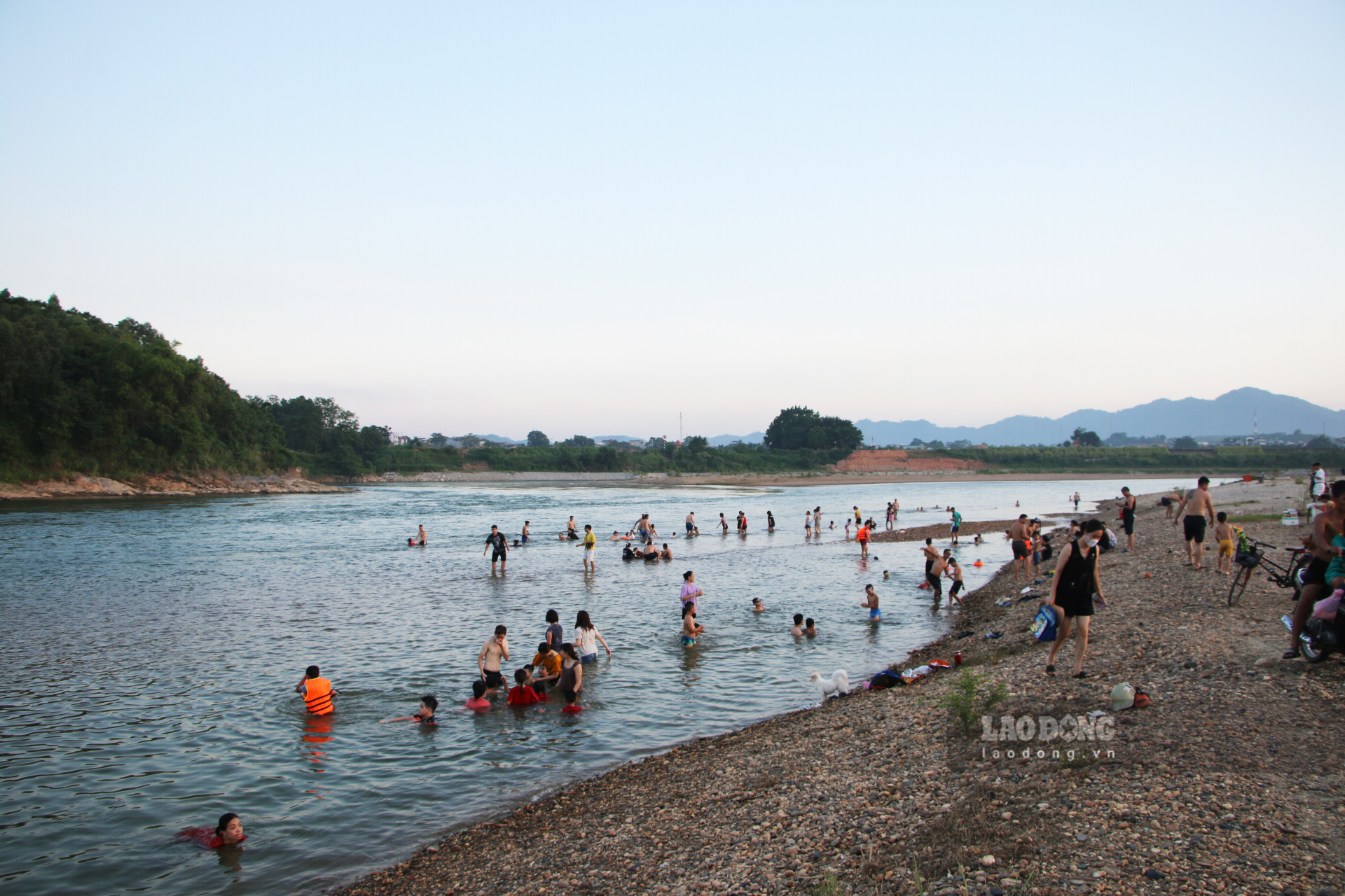 Ghi nhận của PV vào khoảng hơn 17h ngày 24.7, cả trăm người đã đổ về một bãi bồi ven sông Lô (tiếp giáp giữa phường Nông Tiến và Hưng Thành, TP Tuyên Quang) để tắm sau một ngày nắng nóng đỉnh điểm.