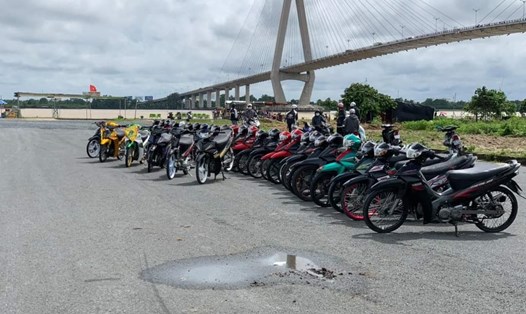 Công an thị xã Bình Minh tạm giữ 30 xe mô tô, xe gắn máy tụ tập rú ga, gây mất an ninh trật tự. Ảnh: Công an cung cấp. 