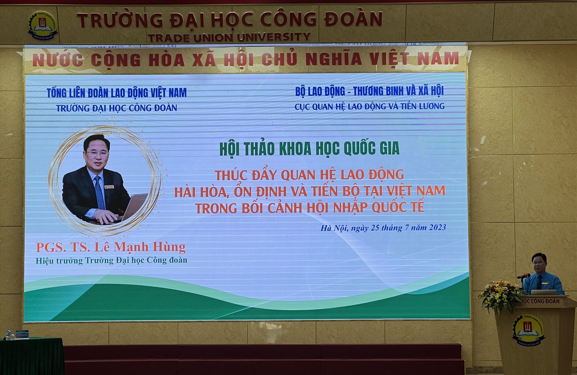 PGS.TS Nguyễn Mạnh Hùng khai mạc Hội thảo. Ảnh: Kiều Vũ