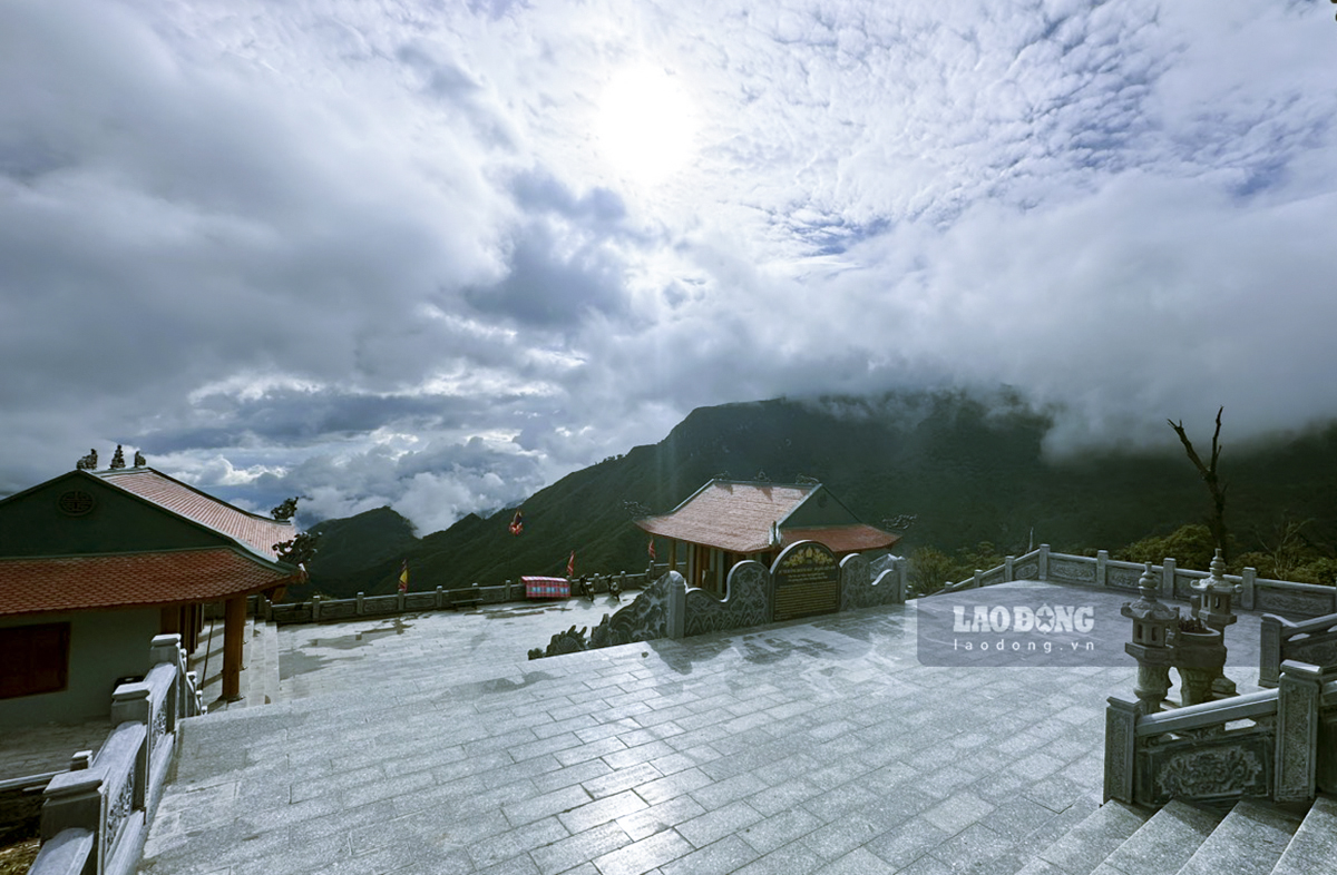 Khu tâm linh - Đền thờ ông Hoàng Bảy tại Khu du lịch Cầu kính rồng mây. Ảnh: Thanh Bình