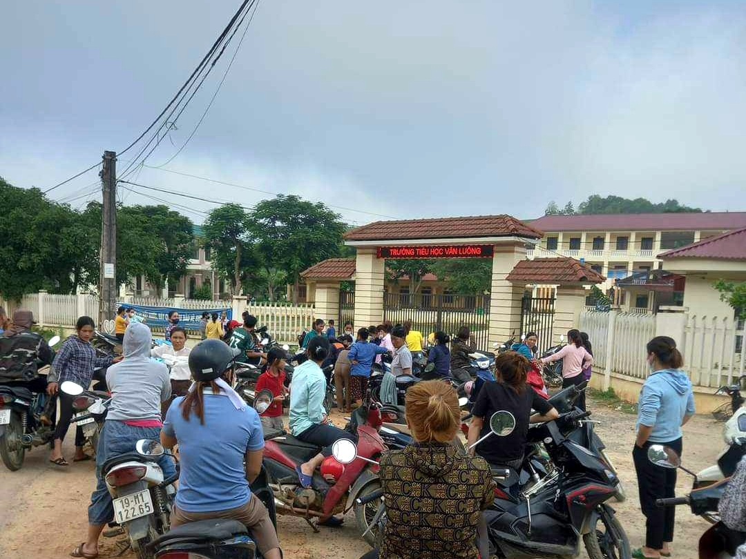 Rất đông người dân đã tụ tập trước cổng trường Tiểu học Văn Luông. Ảnh do người dân cung cấp.