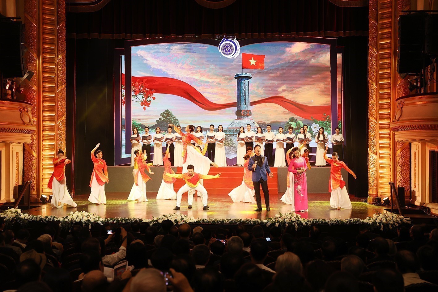 Chương trình nghệ thuật trong Lễ kỷ niệm 75 năm Ngày thành lập Liên hiệp các Hội Văn học Nghệ thuật Việt Nam. Ảnh: TTXVN