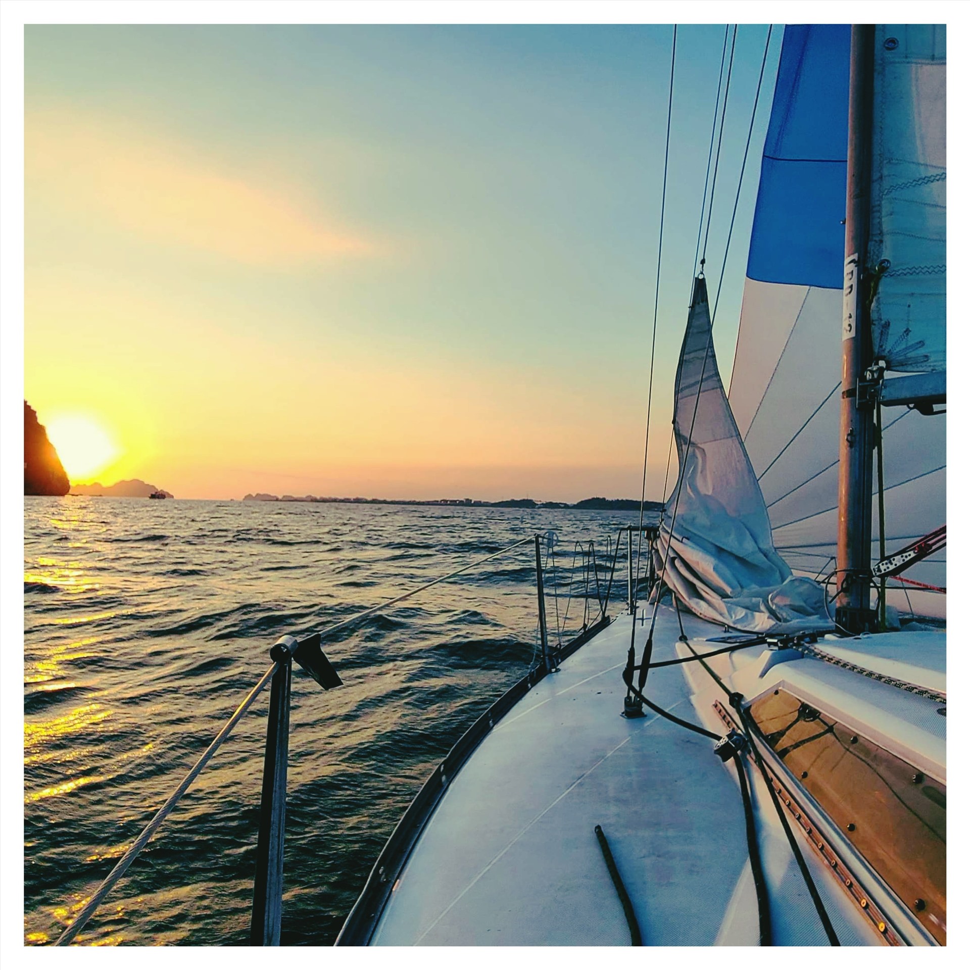 Thuyền buồm trên vịnh Hạ Long. Ảnh: Tiến Dũng