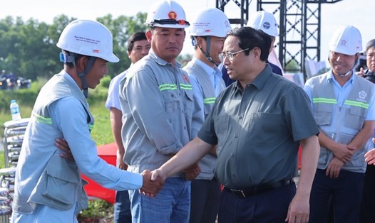 Thủ tướng Phạm Minh Chính động viên đội ngũ cán bộ, công nhân đang làm việc trên công trường dự án đường vành đai 3.  Ảnh: VGP/Nhật Bắc