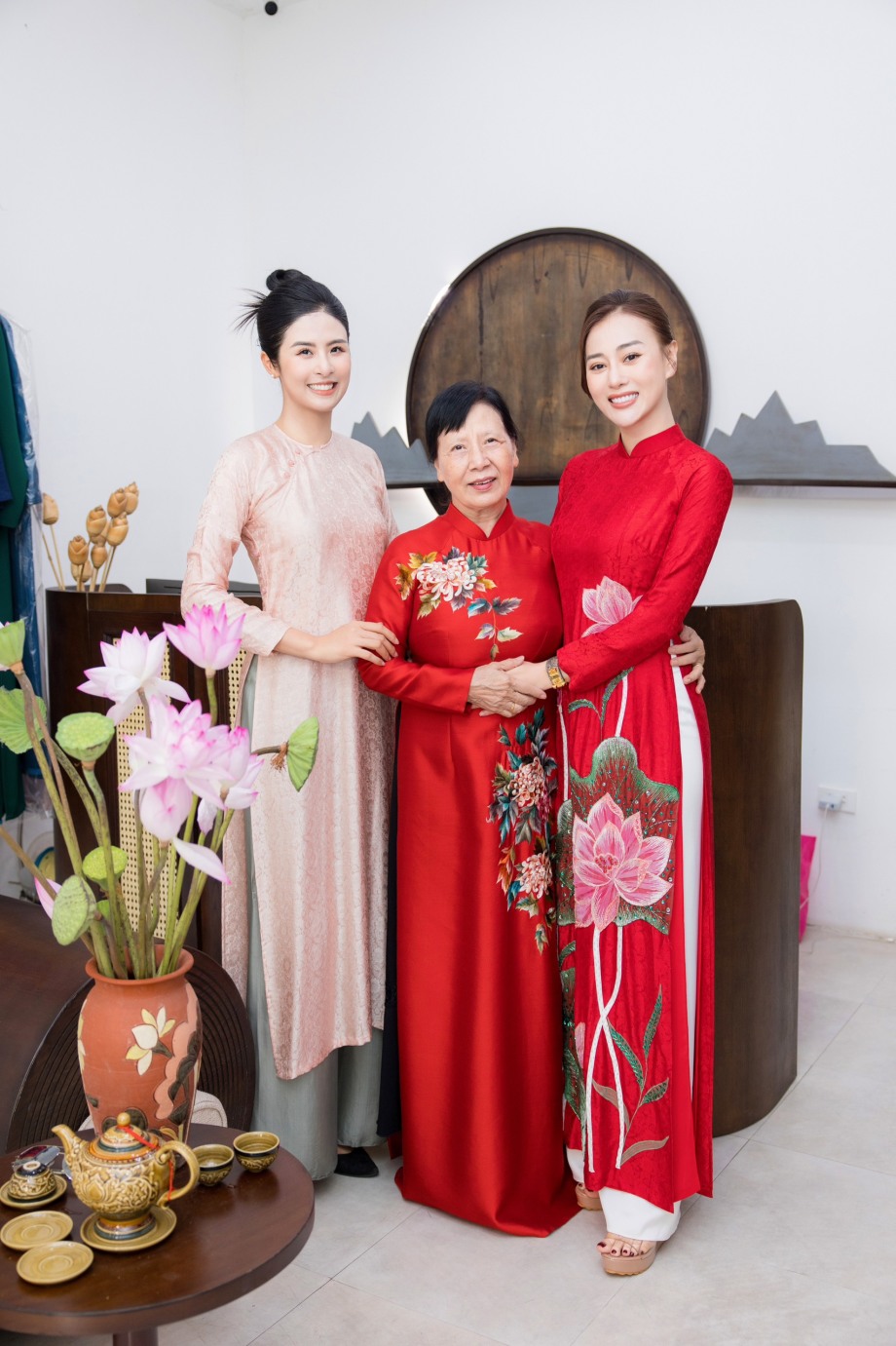 Bà Kim Hòa (giữa) - mẹ chồng Phương Oanh luôn ân cần quan tâm con dâu trong buổi thử áo dài. Ảnh: Facebook Hoa hậu Ngọc Hân