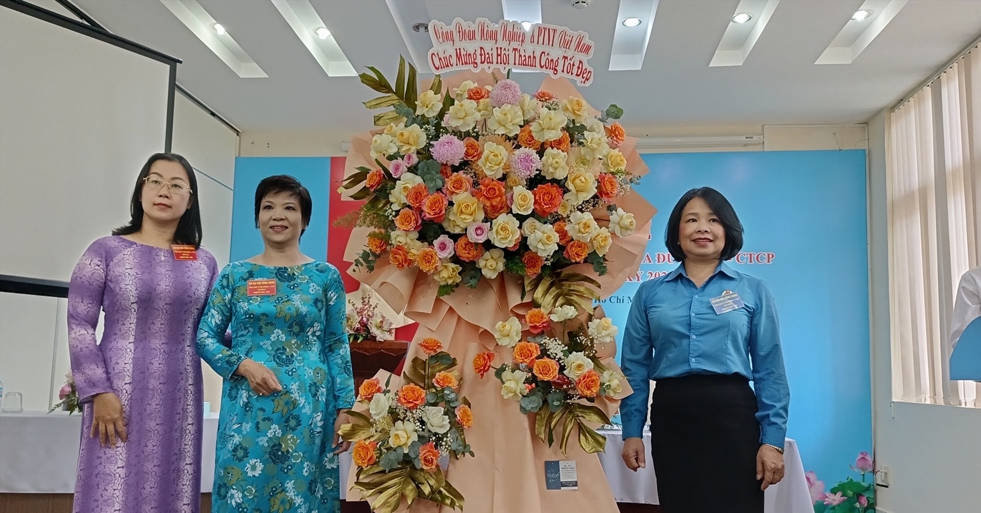 Phó Chủ tịch Công đoàn Nông nghiệp và Phát triển nông thôn Việt Nam Ngô Thị Anh Tuyên (ngoài cùng bên phải) đại diện Công đoàn ngành chúc mừng Đại hội. Ảnh: CĐNN