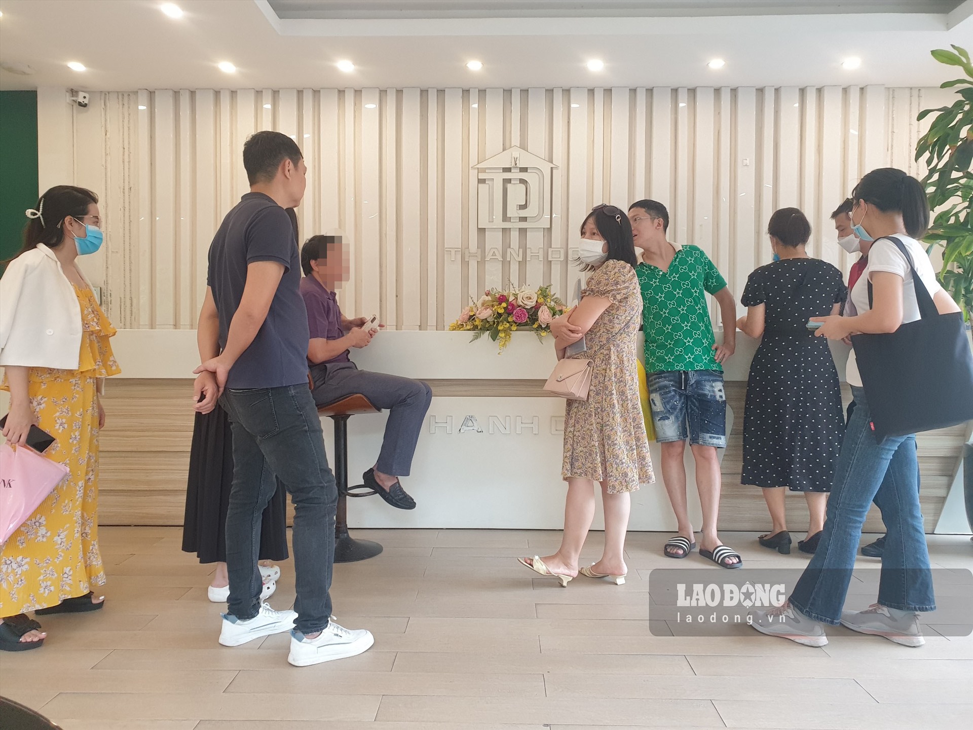 Nhiều chủ sở hữu đến trụ sở công ty Oh Vacation tại 614 Lạc Long Quân (Tây Hồ, Hà Nội) đề nghị đối thoại với lãnh đạo công ty. Ảnh: PV Lao Động