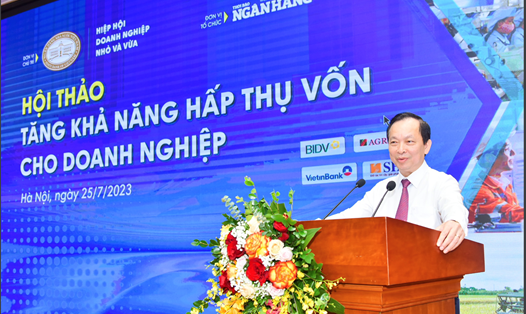 Phó Thống đốc Thường trực Ngân hàng Nhà nước Đào Minh Tú phát biểu tại hội thảo "Tăng khả năng hấp thụ vốn cho doanh nghiệp" sáng 25.7. Ảnh TBNH