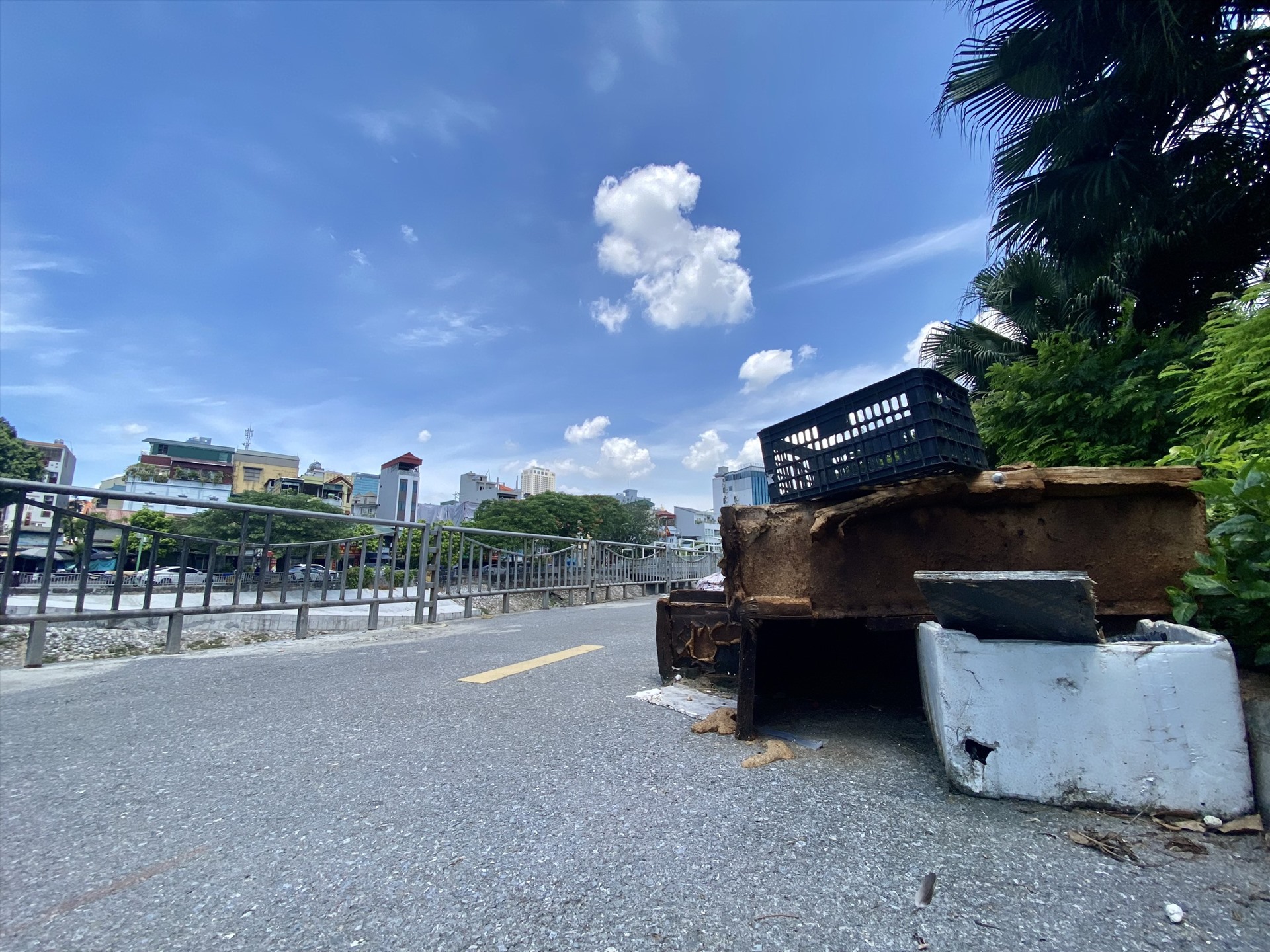 Tuyến đường ven sông Tô Lịch vắng bóng người đi bộ. Ảnh: Vĩnh Hoàng