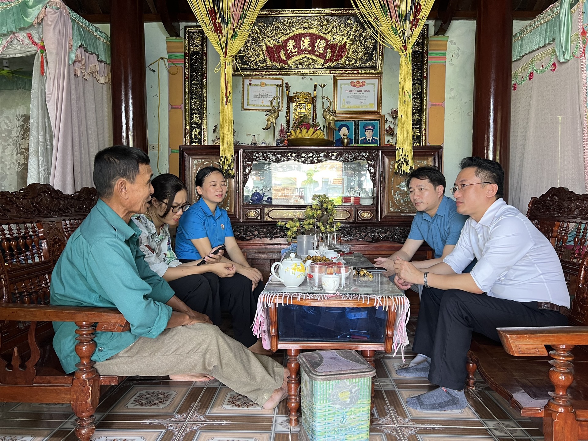 Cán bộ công đoàn thị xã Hoàng Mai tổ chức thăm hỏi, động viên các đối tượng chính sách. Ảnh: Hải Đăng