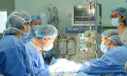 Một ca phẫu thuật tại Bệnh viện E. Ảnh: Bệnh viện cung cấp