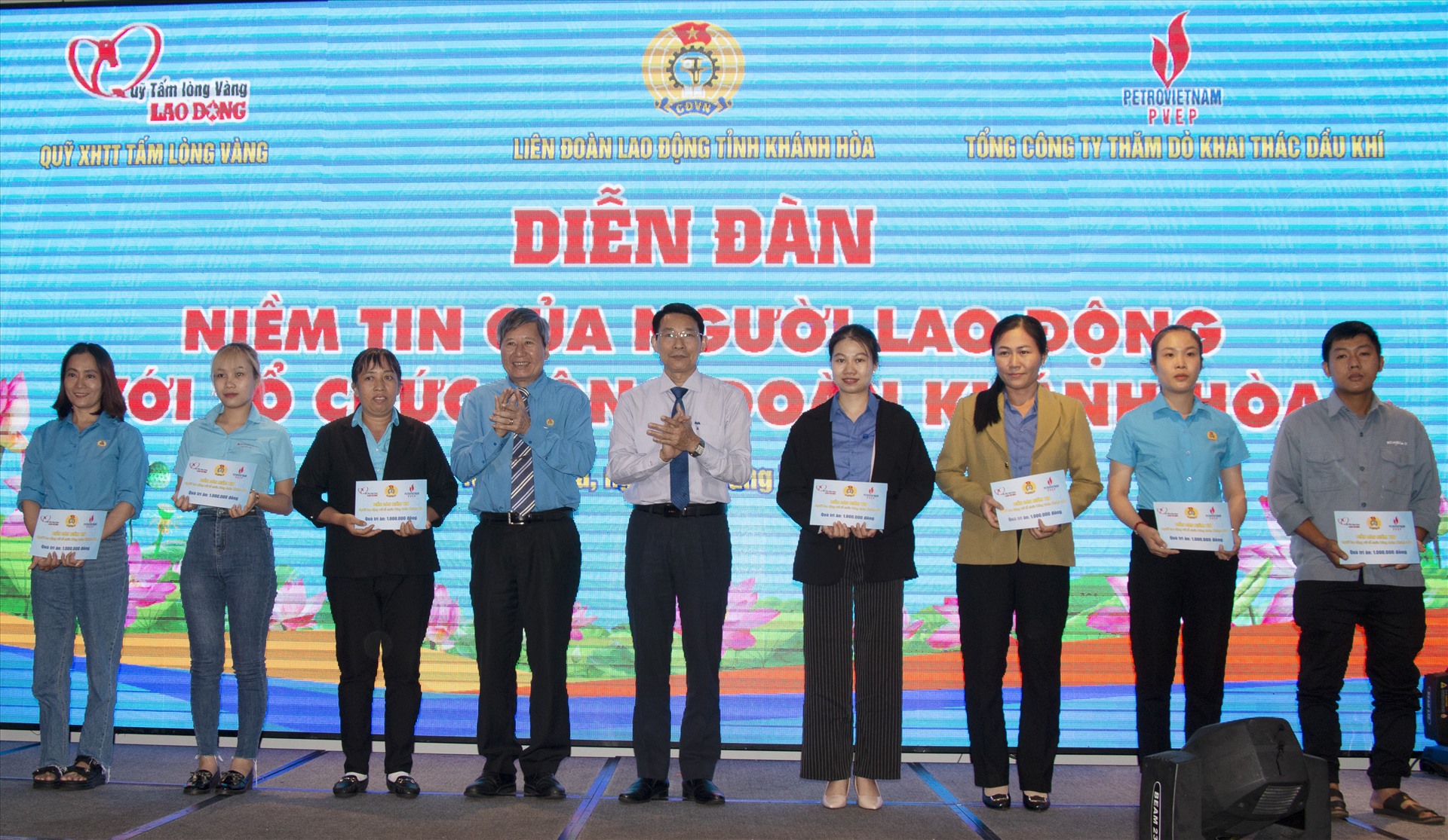 Ông Trần Thanh Hải - Phó Chủ tịch Thường trực Tổng Liên đoàn Lao Động Việt Nam trao quà cho công nhân lao động tại diễn đàn. 