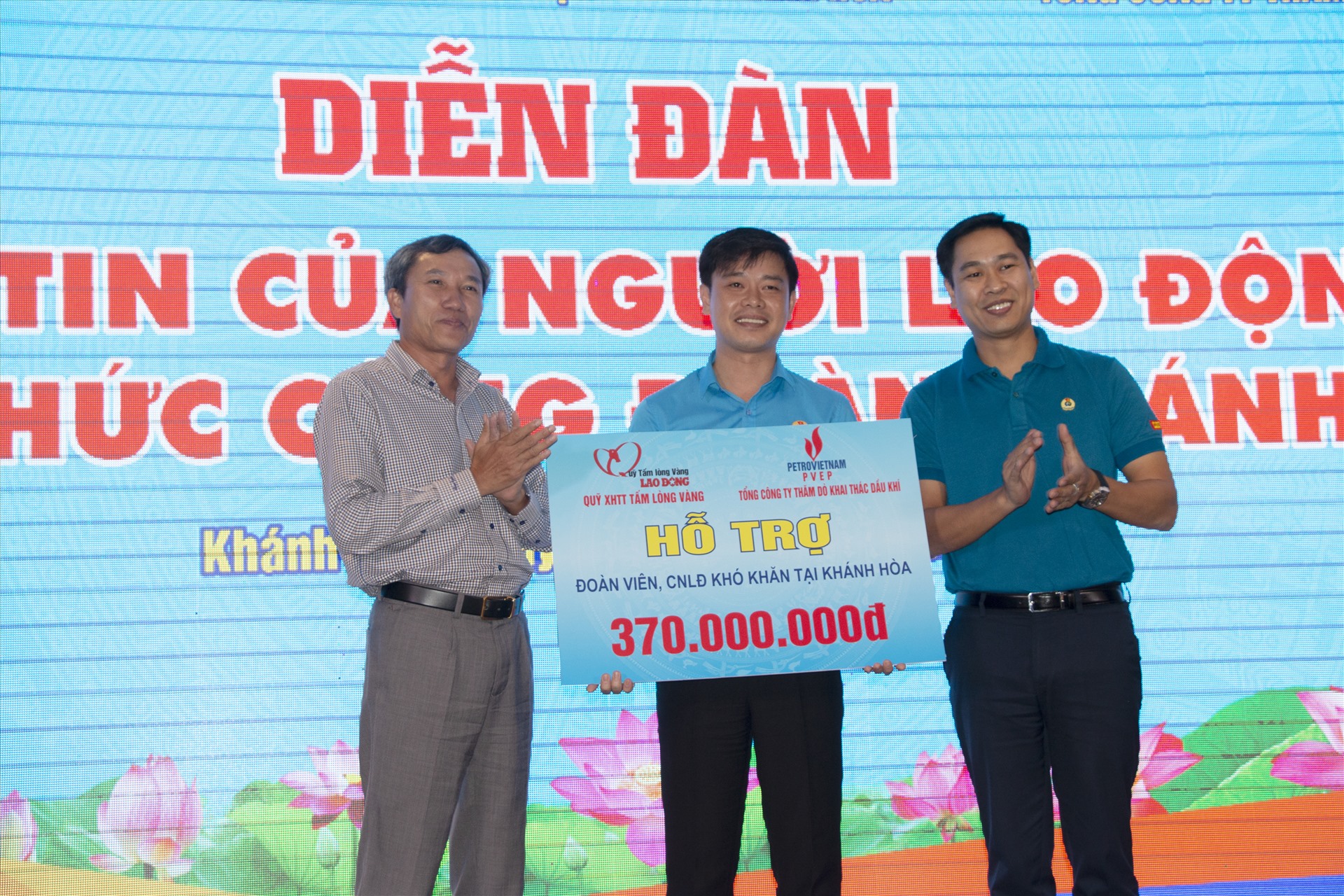 Tổng Công ty Thăm dò khai thác dầu khí trao hỗ trợ tiền hỗ trợ công nhân, lao động khó khăn tại Khánh Hòa. 