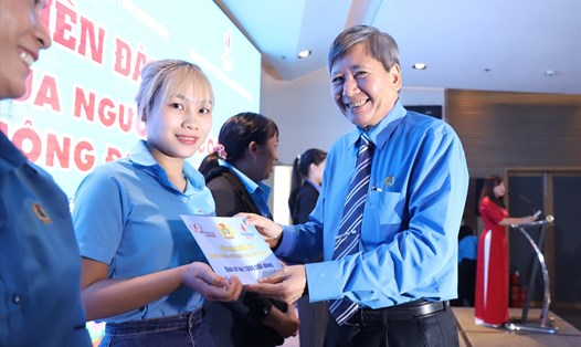 Ông Trần Thanh Hải - Phó Chủ tịch Thường trực Tổng LĐLĐVN tặng quà cho công nhân tại Khánh Hòa. Ảnh: Hữu Long