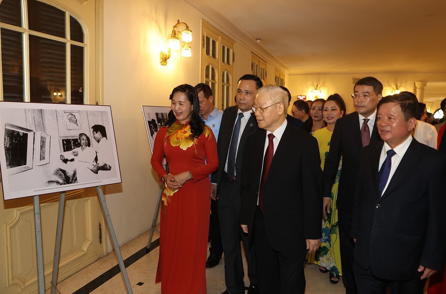 Tổng Bí thư Nguyễn Phú Trọng xem một số hình ảnh trưng bày tại buổi lễ. Ảnh: TTXVN
