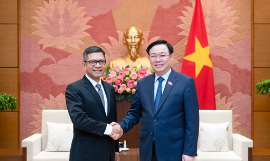 Chủ tịch Quốc hội Vương Đình Huệ và Đại sứ Indonesia tại Việt Nam Denny Abdi. Ảnh: Quochoi.vn