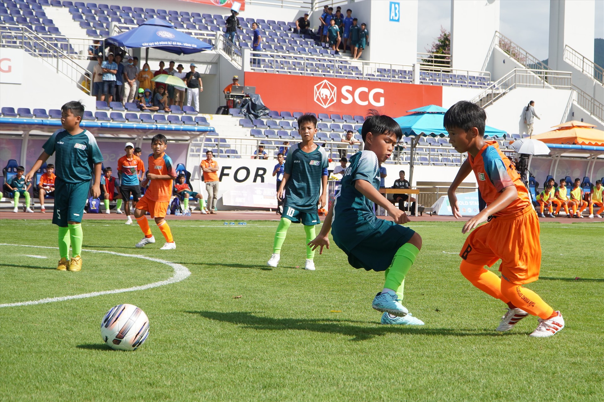 Những pha tranh bóng quyết liệt trong trận đấu mở màn. Ảnh: Thành An