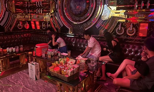 Khách hát có mặt tại quán karaoke Ban Mai, xã Phù Ninh (Thủy Nguyên) - Cơ sở kinh doanh hoạt động khi chưa đủ điều kiện về ANTT. Ảnh: Công an TP.Hải Phòng