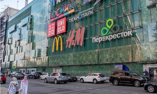 Logo của các doanh nghiệp nước ngoài ở trung tâm thủ đô Mátxcơva, Nga. Ảnh chụp màn hình