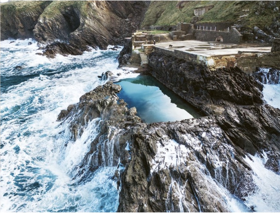 Hồ bơi Lewinnick Cove House ở Cornwall, Anh. Ảnh: “Sea Pools: 66 Saltwater Sanctuaries From Around the World”