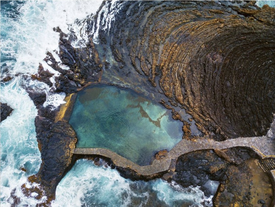 Hồ bơi Pozo De Las Calcosas ở quần đảo Canary, Tây Ban Nha.  Ảnh: “Sea Pools: 66 Saltwater Sanctuaries From Around the World”