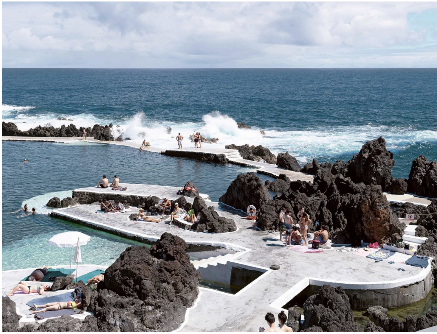 Hồ bơi Piscinas Naturais de Porto Moniz ở Madeira của Bồ Đào Nha.  Ảnh: “Sea Pools: 66 Saltwater Sanctuaries From Around the World”