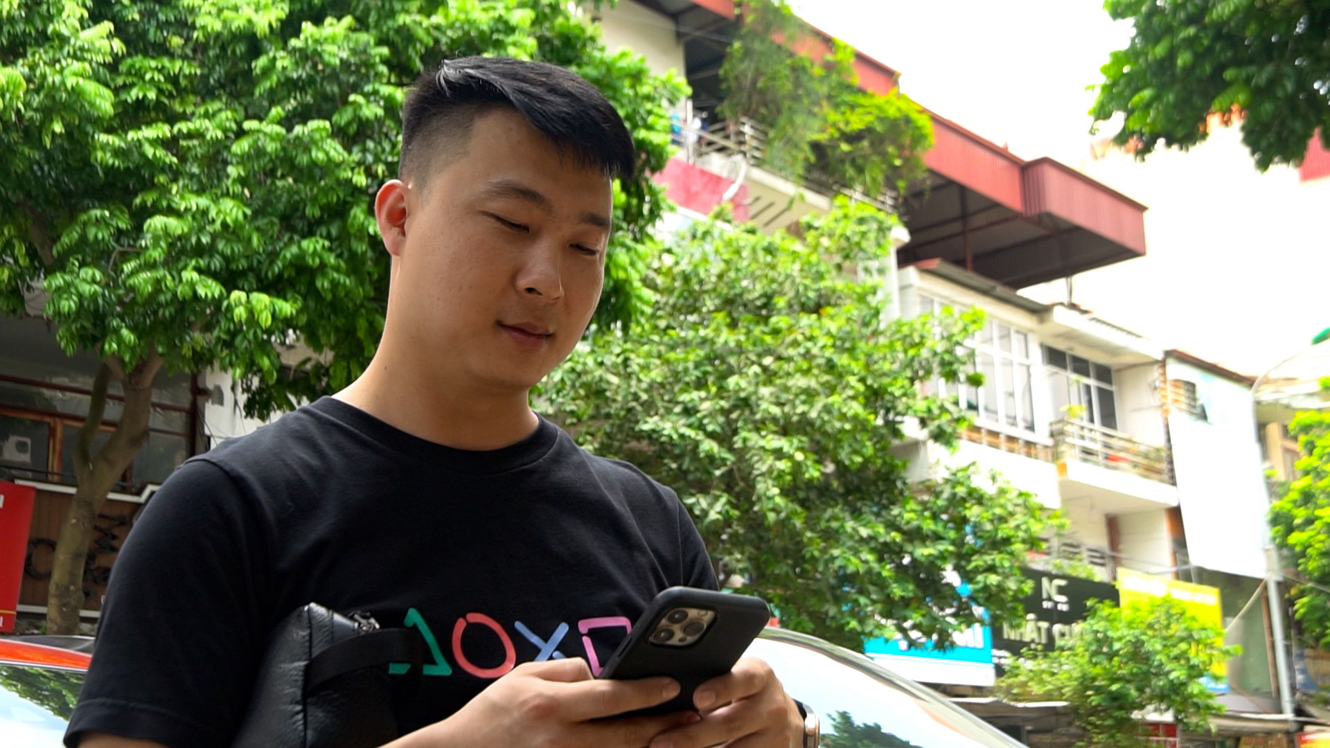 Anh Trần Tùng chia sẻ trải nghiệm đăng ký tham gia đấu giá biển số xe với Phóng viên.