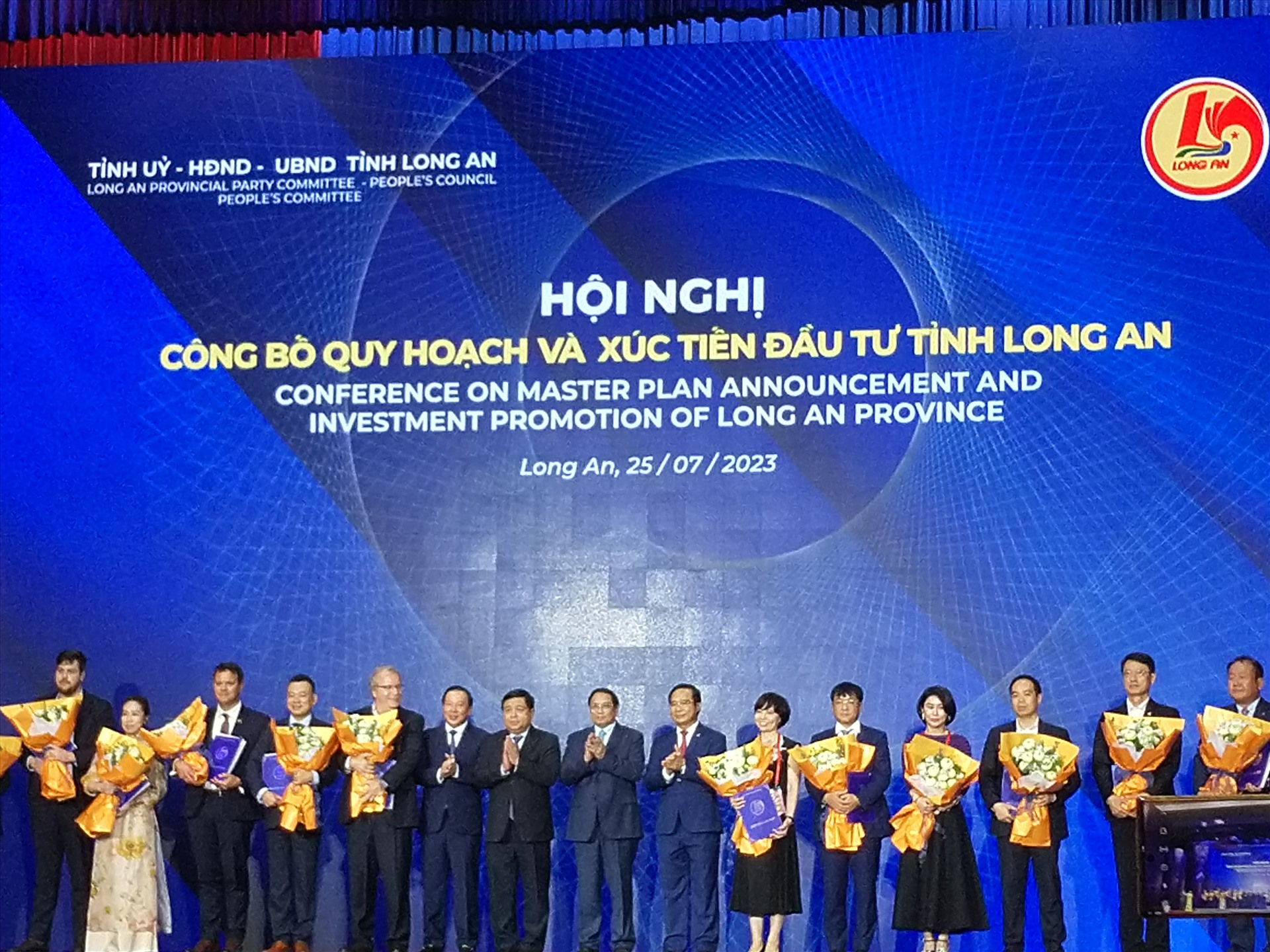 Thủ tướng Phạm Minh Chính cùng lãnh đạo tỉnh Long An trao Giấy chứng nhận đầu tư cho các nhà đầu tư. Ảnh: K.Q
