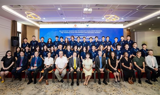 Các sinh viên, học giả Việt Nam xuất sắc nhận Học bổng KHCN Vingroup 2023.
