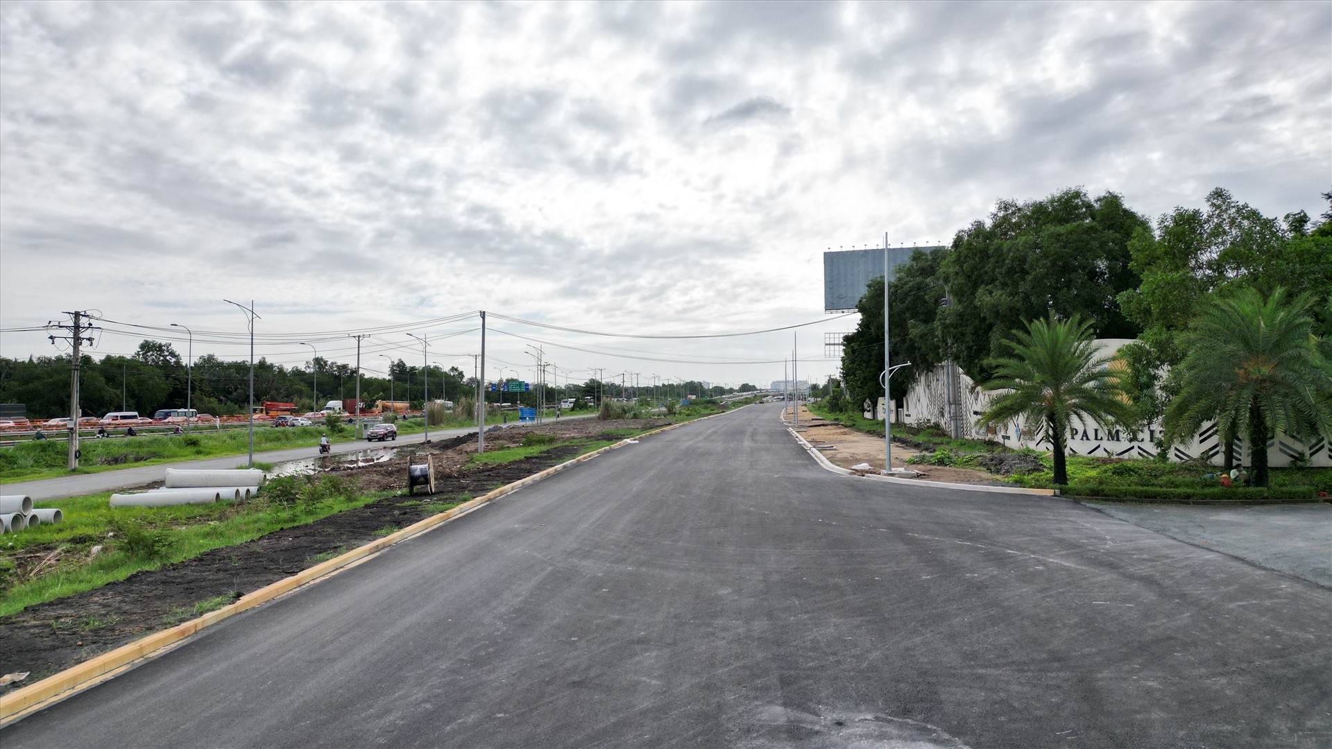 Theo ghi nhận của Lao Động, 2,7 km đường song hành cao tốc TPHCM - Long Thành từ đường Nguyễn Thị Định đến Đỗ Xuân Hợp, TP Thủ Đức hiện đã cơ bản hoàn tất thảm nhựa.