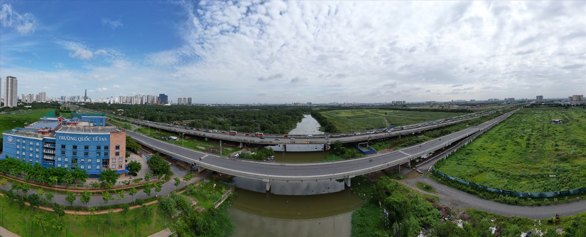 Cùng với tuyến đường, dự án còn xây ba cây cầu gồm: Bà Dạt, Mương Kênh, Bà Hiện với tổng chiều dài cầu khoảng 567 m. Trong ảnh là cầu Mương Kênh với chiều dài 359 m cơ bản đã hoàn thiện.
