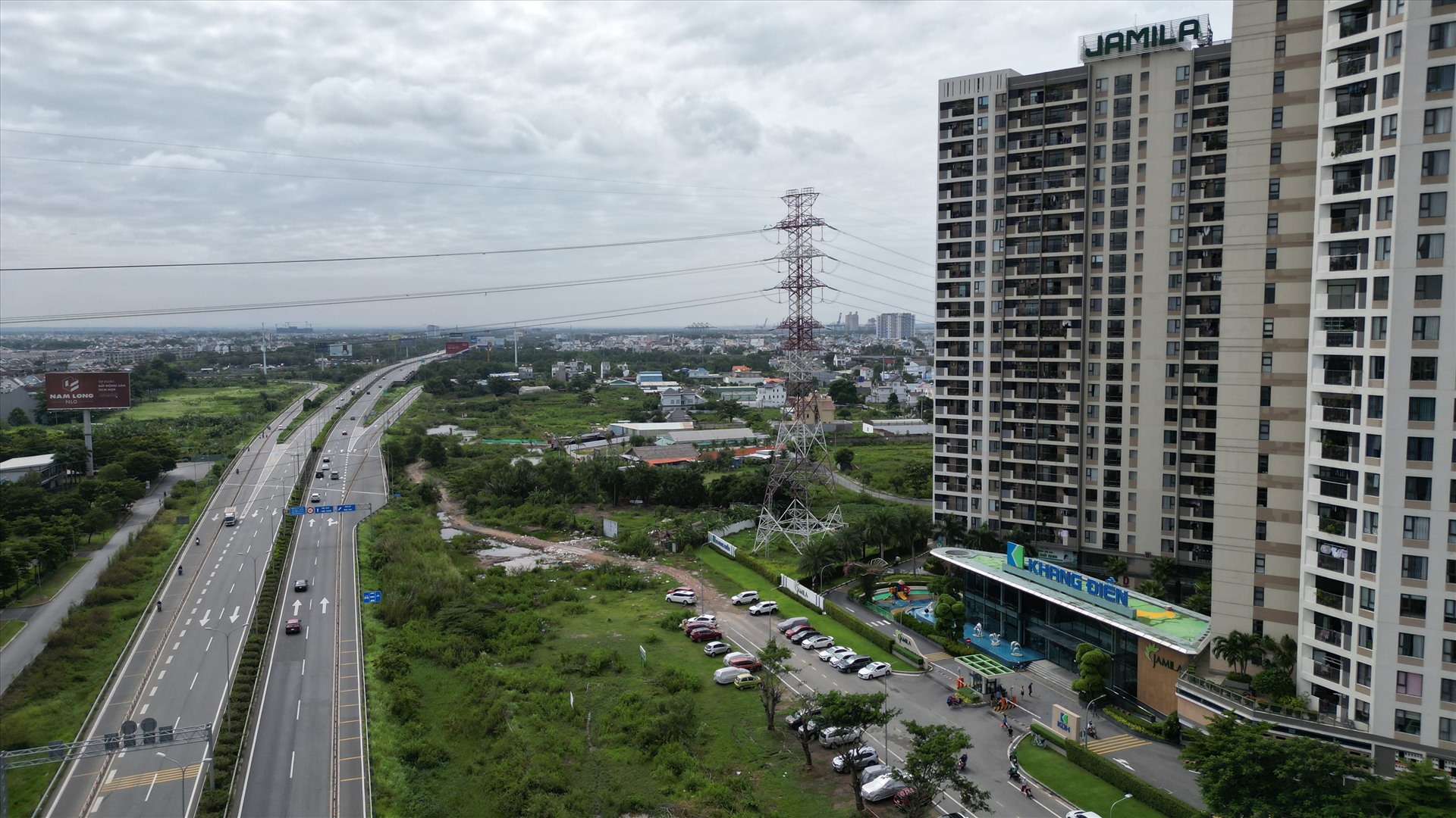 600 m còn lại của dự án đường song hành chưa thể hoàn thiện do đang bị vướng mặt bằng.