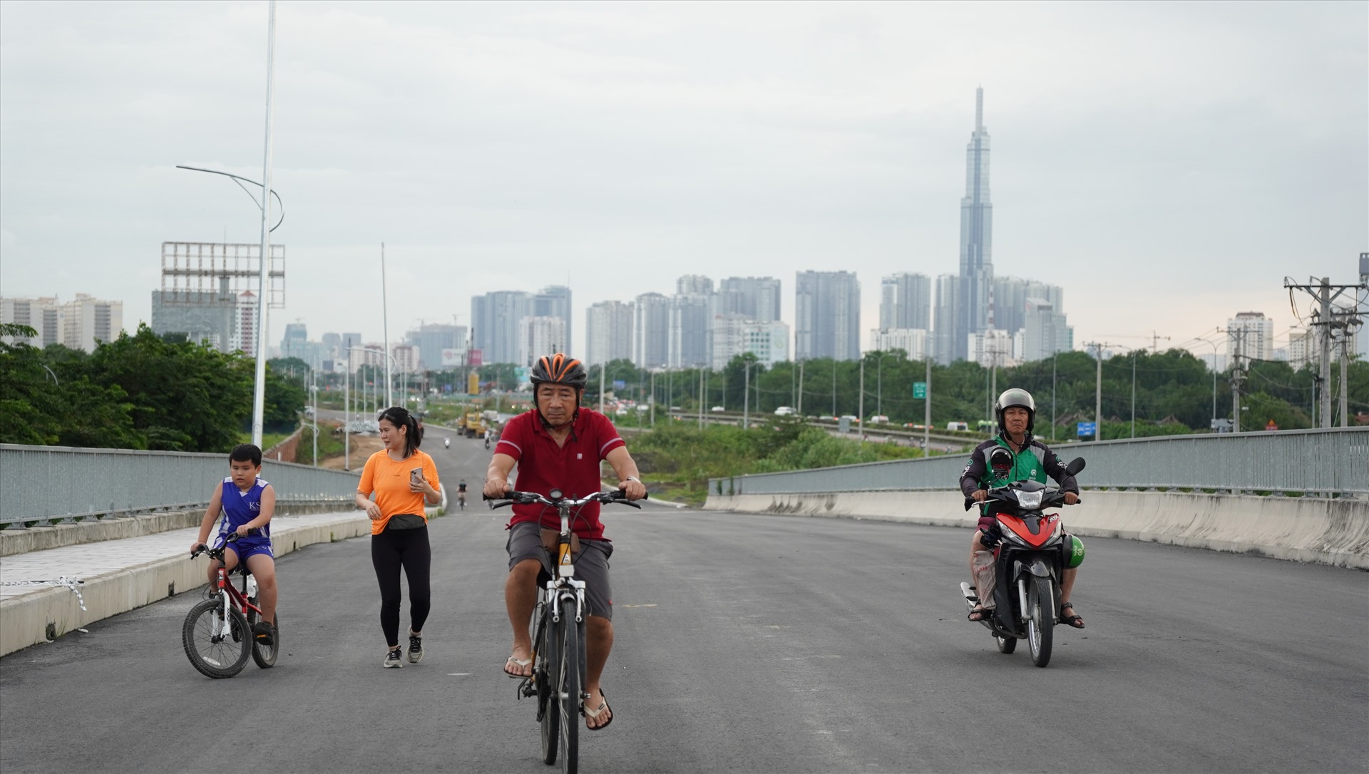 Người dân đi bộ, đạp xe thể dục trên đoạn đường sắp thông xe.