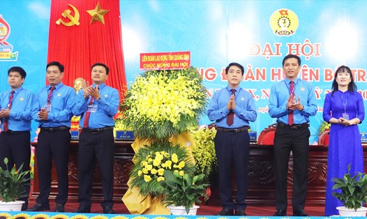 Lãnh đạo LĐLĐ Quảng Bình tặng hoa chúc mừng đại hội. Ảnh: Lê Phi Long