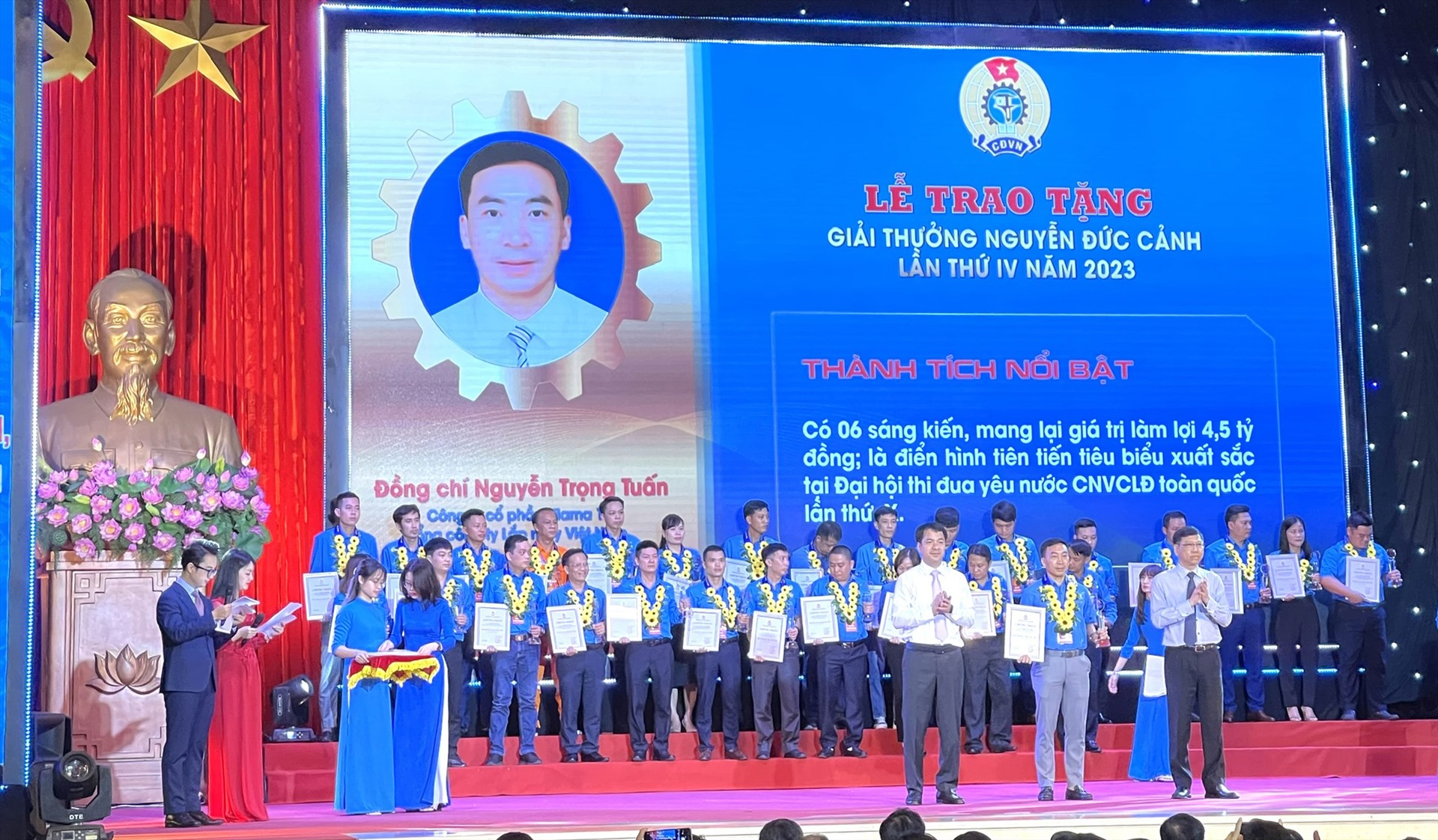 Anh Nguyễn Trọng Tuấn,  Tổng công ty Lắp máy Việt Nam nhận Giải thưởng tại buổi Lễ