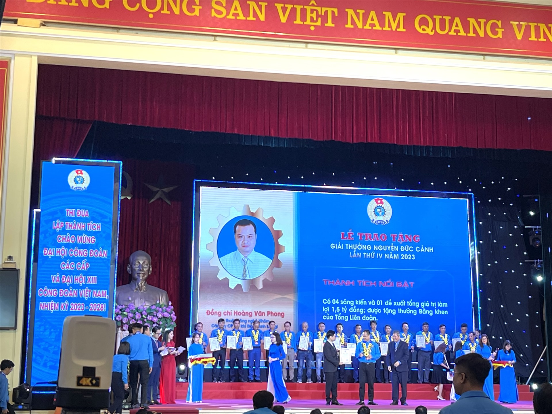 Anh Hoàng Văn Phong (Công ty CP Cơ khí Đông Anh Licogi) nhận Giải thưởng tại buổi lễ. Ảnh: CĐXDVN